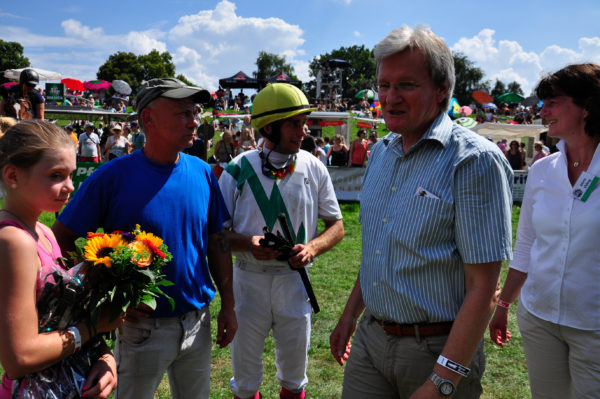 Bürgermeister der Gemeinde Drage Uwe Harden und Ronnie Bonk (Stall S.+K.)