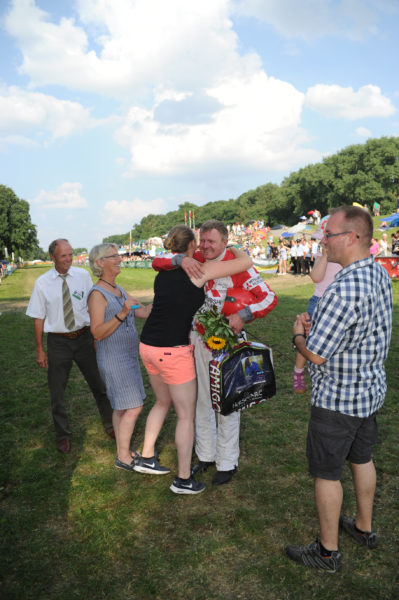 Manfred Walter mit Vertretern des Rennvereins und Sponsor Christian Wolter
