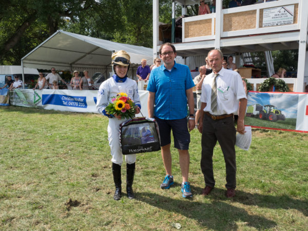 Ronja Walter mit Sponsor Volksbank Winsener Marsch und Rennvereinspräsident Günther Porth